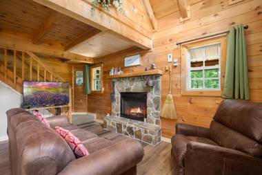 Silver Moon 1 Bedroom Mountain View Hot Tub WiFi Sleeps 2