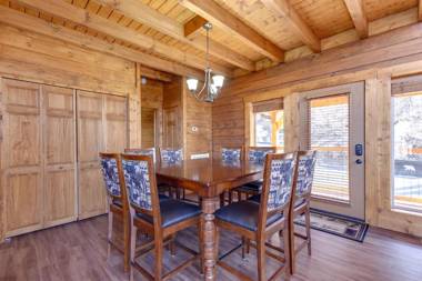 Lasting Impressions 3 Bedroom Hot Tub Fireplace Pets WiFi Sleeps 12