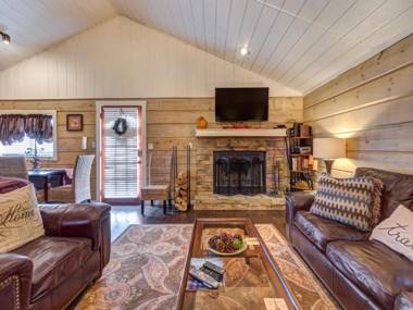 Seclusion Retreat 1 Bedroom Fireplace Hot Tub Sleeps 4