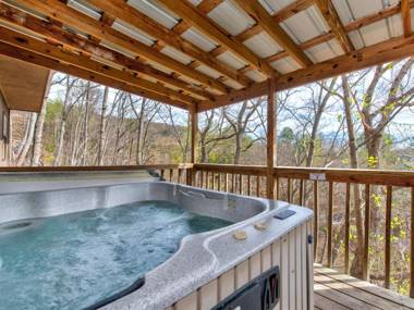 Mountain Treasure 2 BR Pool Access Hot Tub Sleeps 6