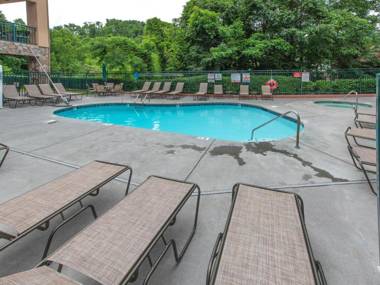 City Bear 2BR Pool Spa Downtown Gatlinburg Sleeps 6