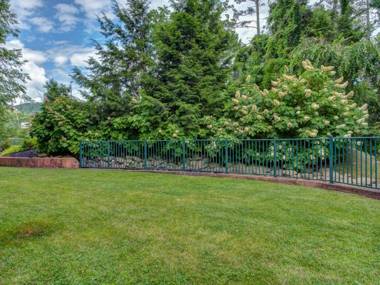 City Bear 2BR Pool Spa Downtown Gatlinburg Sleeps 6