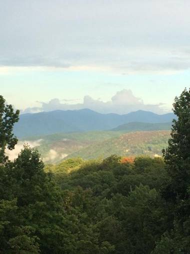 Beautiful Mountain Views and Privacy. Minutes to downtown Gatlinburg and National Park