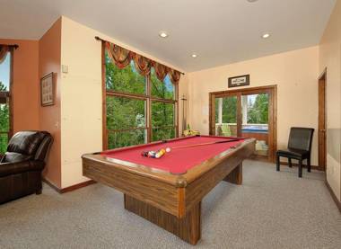 Beautiful Mountain Views and Privacy. Minutes to downtown Gatlinburg and National Park