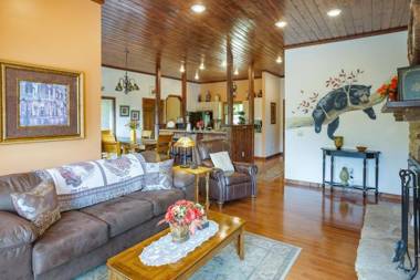 Beautiful Mountain Views and Privacy. Minutes to downtown Gatlinburg and National Park