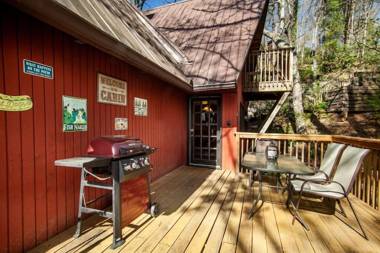 Bear View Chalet with hot tub and near Ober