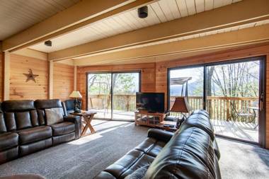 Bear View Chalet with hot tub and near Ober