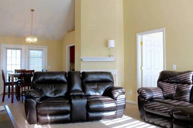 20 minutes to Downtown Nashville w/ Fenced in Yard