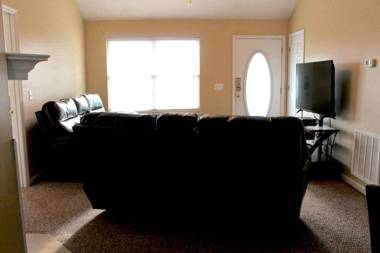 20 minutes to Downtown Nashville w/ Fenced in Yard