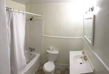 Quaint 3 Bedroom 1.5 Bath House to Yourself!!!