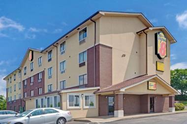 Super 8 by Wyndham Nashville/ Dntn/ Opryland Area