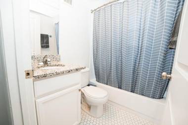 Special! 2 King Bedroom Condo Minutes to Broadway!