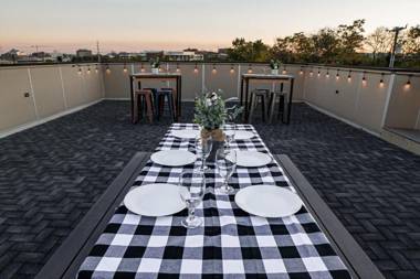 Cozy & Convenient 1 BR Apt! Minutes to Downtown!