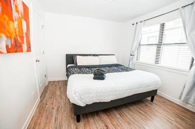 Cozy Condo Minutes to Broadway