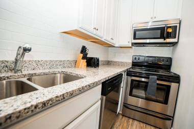 Cozy Condo Minutes to Broadway