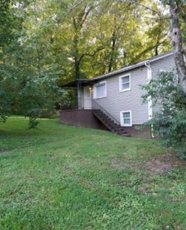 Small 2br East Knox apartment Pet friendly