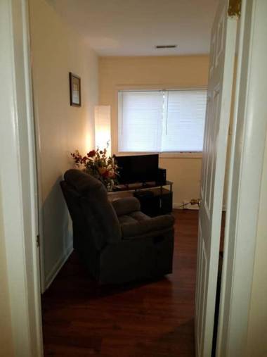 Small 2br East Knox apartment Pet friendly