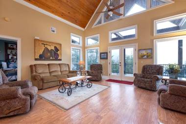 Cajun Spice 2 Bedrooms Mountain View Hot Tub WiFi Sleeps 6