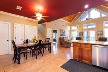 Cajun Spice 2 Bedrooms Mountain View Hot Tub WiFi Sleeps 6