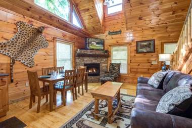 Cabin of Dreams 3 BR Water View WiFi Hot Tub Pool Table Sleep 8