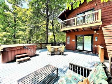 Wandering Bear Lodge