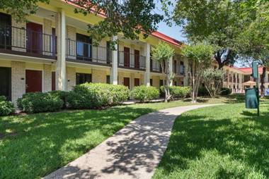 Red Roof Inn PLUS+ Dallas - Addison