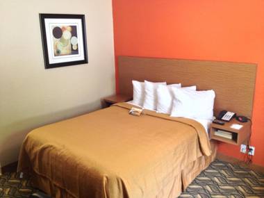 Days Inn & Suites by Wyndham Arlington Near Six Flags