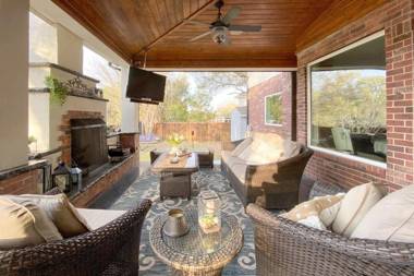 Lavish Indoor-Outdoor Living in a Amazing Retreat.