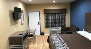 Deluxe Inn & Suites - Baytown