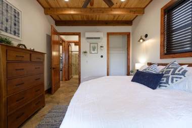 Little Dutch Cabin #1 - 12 min to Magnolia-Baylor