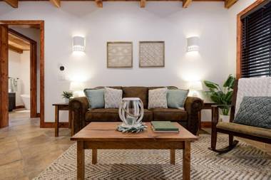 Little Dutch Cabin #2 -12 Min to Magnolia-Baylor