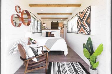 Cute Tiny Container House 12 min to Magnolia Silos