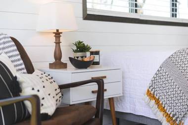 Cute Tiny Container House 12 min to Magnolia Silos