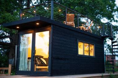 The Bluebonnet-Tiny Container Home Country Setting 12 min to Downtown
