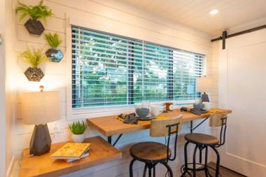 The Honeycomb-Tiny Container Home 12 Min. to Magnolia/Baylor