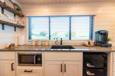 The Honeycomb-Tiny Container Home 12 Min. to Magnolia/Baylor