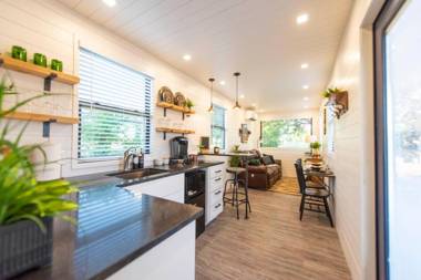 The Woods- Container Tiny House 12 min to Magnolia/Baylor/Downtown