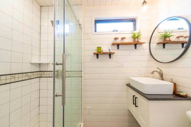 The Woods- Container Tiny House 12 min to Magnolia/Baylor/Downtown