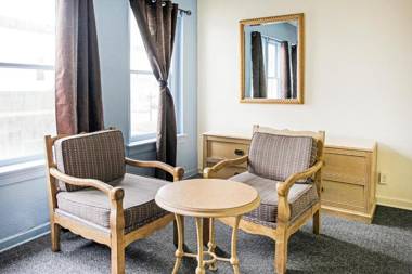 OYO Cameron Historic Hotel Brownsville I-69E