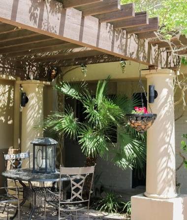 Vineyard Court Designer Suites Hotel