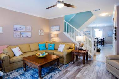 Luxurious Townhome Overlooking Tropical Pool