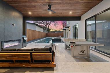 Newly Built 4BR home in Uptown Dallas - Private Pool Hot Tub Gym & Games Room!