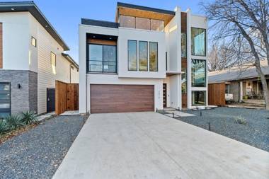 Newly Built 4BR home in Uptown Dallas - Private Pool Hot Tub Gym & Games Room!