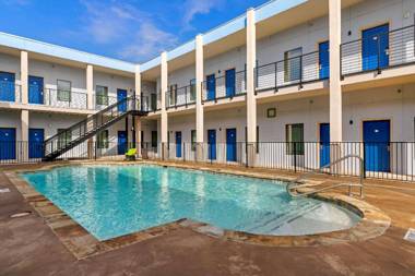 Quality Inn & Suites Elgin by Choice Hotels