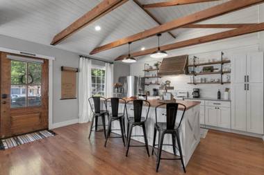 NEW Modern Farmhouse with Hot Tub Fire Pit & Games