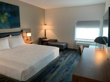 La Quinta Inn & Suites by Wyndham Galveston North at I-45