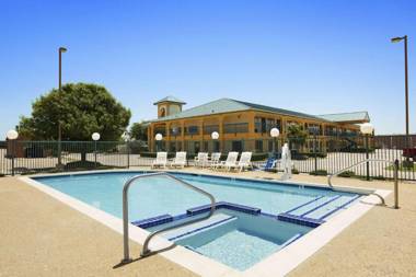 Super 8 by Wyndham Grand Prairie Southwest