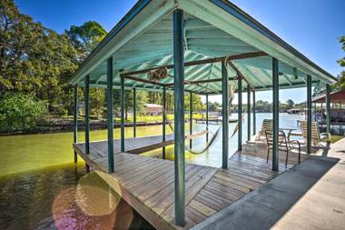 Cedar Creek Lake Home Private Dock and Hot Tub