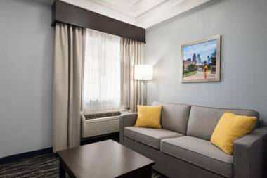 Days Inn & Suites by Wyndham Houston Hobby Airport