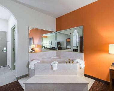 Econo Lodge Inn & Suites East